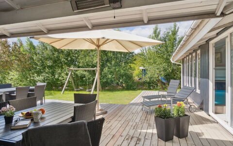 Isto - 250M from the Sea: Bois, Meubles, Domicile, Chaise, Ombre, Mobilier De Jardin, Porche, Plate-Forme, Dur, Tableau De Plein Air