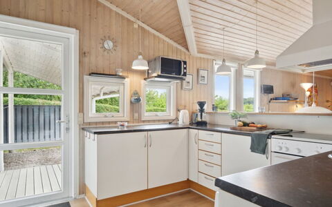 Isto - 250M from the Sea: Bois, Plafond, Cuisine, Design Intérieur, Domicile, Sol, Maison, Principaux Appliance, Comptoir, Appareil De Cuisine