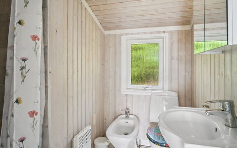 Isto - 250M from the Sea: Mur, Bois, Sol, Design Intérieur, Sol, Luminaire Plomberie, Plafond, Lavabo, Salle De Bains, Domicile