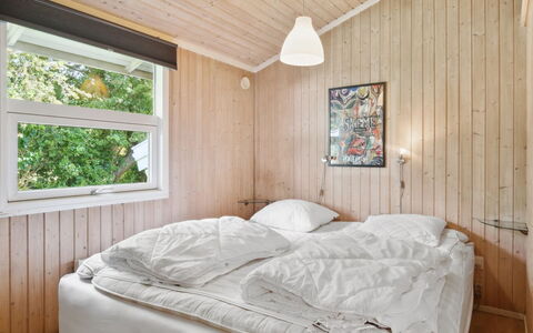 Isto - 250M from the Sea: Chambre, Bois, Lit, Drap De Lit, Design Intérieur, Plafond, Literie, Sol, Sol, Cadre De Lit