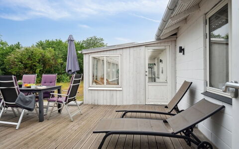 Janna - 75M from the Sea: Meubles, Design Intérieur, Sol, Bois, Sol, Plafond, Parquet, Chaise, Table, Éclairage