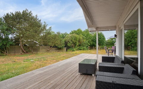 Janna - 75M from the Sea: Meubles, Design Intérieur, Sol, Bois, Sol, Plafond, Parquet, Chaise, Table, Éclairage