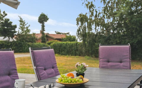 Janna - 75M from the Sea: Meubles, Design Intérieur, Sol, Bois, Sol, Plafond, Parquet, Chaise, Table, Éclairage