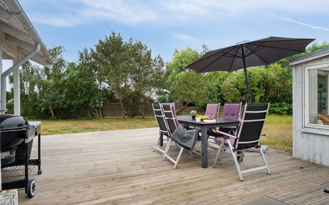 Janna - 75M from the Sea: Meubles, Design Intérieur, Sol, Bois, Sol, Plafond, Parquet, Chaise, Table, Éclairage