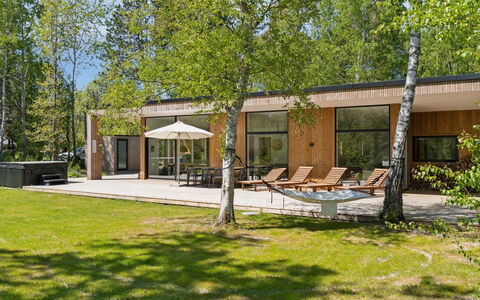 Tinja - 900M from the Sea: Meubles, Design Intérieur, Sol, Bois, Sol, Plafond, Parquet, Chaise, Table, Éclairage