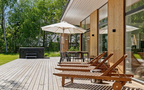Tinja - 900M from the Sea: Meubles, Design Intérieur, Sol, Bois, Sol, Plafond, Parquet, Chaise, Table, Éclairage