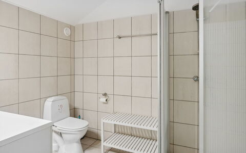 Amina - 1.1Km from the Sea: Sol, Sol, Luminaire Plomberie, Mur, Salle De Bains, Design Intérieur, Toilette, Siège De Toilette, Évier, Plomberie