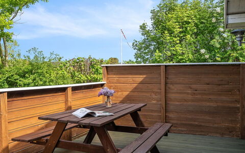 Felicity - 250M from the Sea: Toit, Maison, Lot Terre, Domicile, Chalet, Biens, Batiments Jardin, Ombre, Cabane En Rondins, Aménagement Paysager