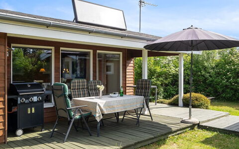 Felicity - 250M from the Sea: Toit, Maison, Lot Terre, Domicile, Chalet, Biens, Batiments Jardin, Ombre, Cabane En Rondins, Aménagement Paysager