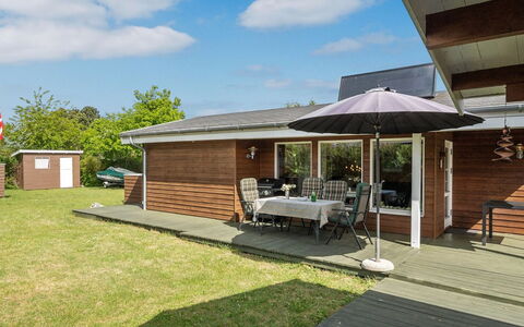 Felicity - 250M from the Sea: Toit, Maison, Lot Terre, Domicile, Chalet, Biens, Batiments Jardin, Ombre, Cabane En Rondins, Aménagement Paysager