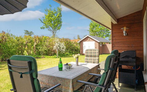 Felicity - 250M from the Sea: Toit, Maison, Lot Terre, Domicile, Chalet, Biens, Batiments Jardin, Ombre, Cabane En Rondins, Aménagement Paysager