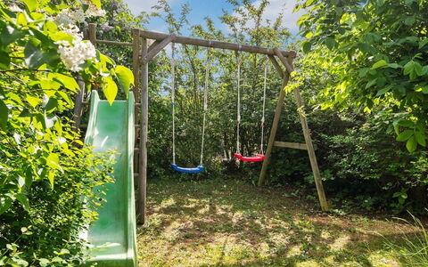 Felicity - 250M from the Sea: Toit, Maison, Lot Terre, Domicile, Chalet, Biens, Batiments Jardin, Ombre, Cabane En Rondins, Aménagement Paysager