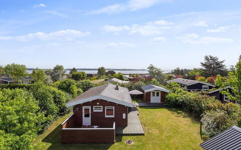 Felicity - 250M from the Sea: Toit, Maison, Lot Terre, Domicile, Chalet, Biens, Batiments Jardin, Ombre, Cabane En Rondins, Aménagement Paysager