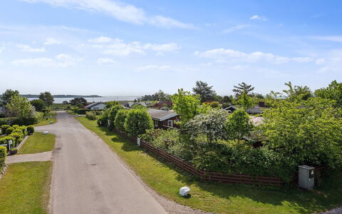 Felicity - 250M from the Sea: Toit, Maison, Lot Terre, Domicile, Chalet, Biens, Batiments Jardin, Ombre, Cabane En Rondins, Aménagement Paysager