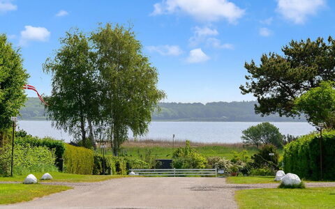 Felicity - 250M from the Sea: Toit, Maison, Lot Terre, Domicile, Chalet, Biens, Batiments Jardin, Ombre, Cabane En Rondins, Aménagement Paysager