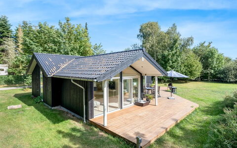 Elin - 200M from the Sea: Meubles, Design Intérieur, Sol, Bois, Sol, Plafond, Parquet, Chaise, Table, Éclairage