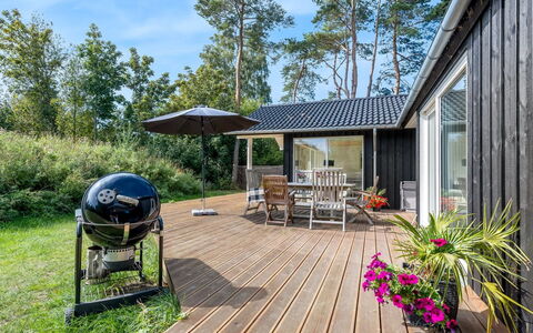Elin - 200M from the Sea: Meubles, Design Intérieur, Sol, Bois, Sol, Plafond, Parquet, Chaise, Table, Éclairage