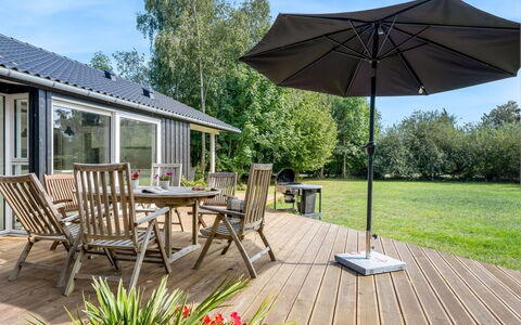 Elin - 200M from the Sea: Meubles, Design Intérieur, Sol, Bois, Sol, Plafond, Parquet, Chaise, Table, Éclairage