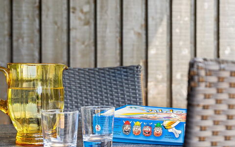 Elin - 200M from the Sea: Meubles, Design Intérieur, Sol, Bois, Sol, Plafond, Parquet, Chaise, Table, Éclairage