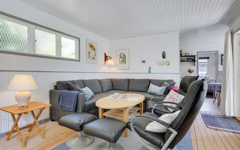 Harri - 700M from the Sea: Meubles, Design Intérieur, Sol, Bois, Sol, Plafond, Parquet, Chaise, Table, Éclairage