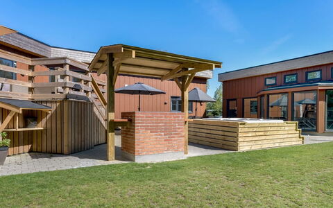 Bjarka - 700M from the Sea: Toit, Domicile, Porte, Chalet, Ombre, Siding, Cour, Biens, Arrière-Cour