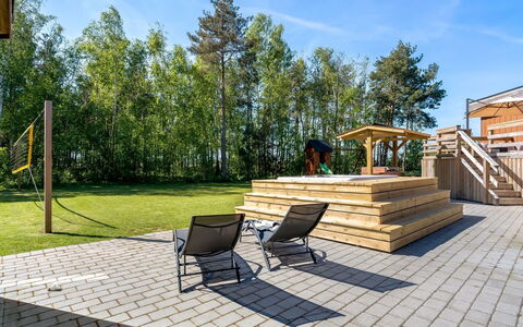 Bjarka - 700M from the Sea: Bois, Toit, Maison, Chalet, Porte, Domicile, Siding, Lot Terre, Batiments Jardin, Cabanon