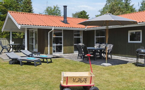 Eini - 500M from the Sea: Meubles, Design Intérieur, Sol, Bois, Sol, Plafond, Parquet, Chaise, Table, Éclairage