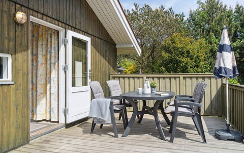 Eini - 500M from the Sea: Meubles, Design Intérieur, Sol, Bois, Sol, Plafond, Parquet, Chaise, Table, Éclairage