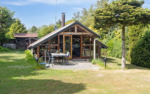 Konrad - 700M from the Sea: Toit, Maison, Domicile, Chalet, Siding, Biens, Allée, Batiments Jardin, Cour, Cabanon