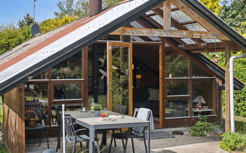 Konrad - 700M from the Sea: Toit, Maison, Domicile, Chalet, Siding, Biens, Allée, Batiments Jardin, Cour, Cabanon