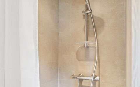 Ivar - 450M from the Sea: Tete De Douche, Luminaire Plomberie, Sol, Douche, Salle De Bains, Sol, Bar De Douche, Design Intérieur, Plomberie, Panneau De Douche