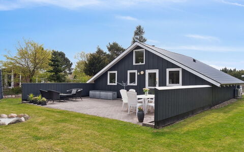 Reidar - 600M from the Sea: Sol, Mur, Sol, Design Intérieur, Bois, Plafond, Parquet, Éclairage, Meubles, Revêtement De Sol Stratifié