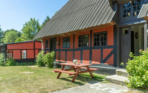 Elvin - 2.7Km from the Sea: Toit, Domicile, Porte, Chalet, Ombre, Siding, Cour, Biens, Arrière-Cour