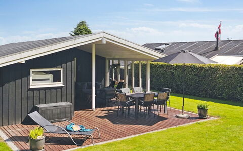 Fiete - 200M from the Sea: Toit, Maison, Lot Terre, Domicile, Chalet, Biens, Batiments Jardin, Ombre, Cabane En Rondins, Aménagement Paysager