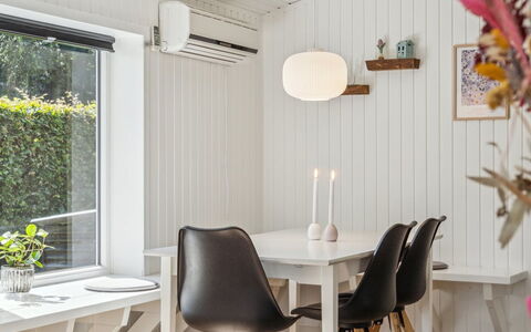 Fiete - 200M from the Sea: Meubles, Design Intérieur, Bois, Plafond, Luminaire, Sol, Table, Salle À Manger, Table Cuisine Et Salle A Manger, Lustre
