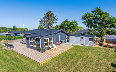 Tabithe - 500M from the Sea: Toit, Maison, Lot Terre, Domicile, Chalet, Biens, Batiments Jardin, Ombre, Cabane En Rondins, Aménagement Paysager