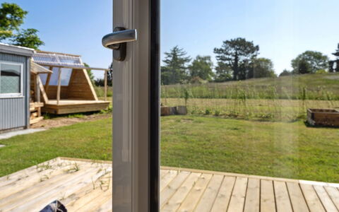 Tabithe - 500M from the Sea: Toit, Maison, Lot Terre, Domicile, Chalet, Biens, Batiments Jardin, Ombre, Cabane En Rondins, Aménagement Paysager