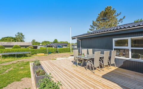 Tabithe - 500M from the Sea: Toit, Maison, Lot Terre, Domicile, Chalet, Biens, Batiments Jardin, Ombre, Cabane En Rondins, Aménagement Paysager