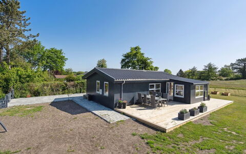 Tabithe - 500M from the Sea: Toit, Maison, Lot Terre, Domicile, Chalet, Biens, Batiments Jardin, Ombre, Cabane En Rondins, Aménagement Paysager