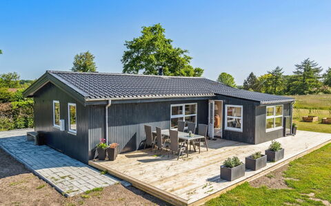 Tabithe - 500M from the Sea: Toit, Maison, Lot Terre, Domicile, Chalet, Biens, Batiments Jardin, Ombre, Cabane En Rondins, Aménagement Paysager