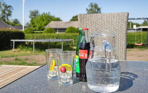 Tabithe - 500M from the Sea: Toit, Maison, Lot Terre, Domicile, Chalet, Biens, Batiments Jardin, Ombre, Cabane En Rondins, Aménagement Paysager