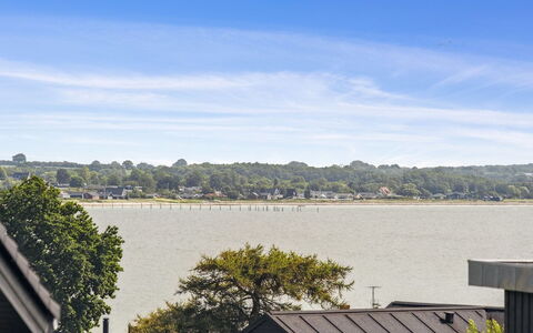 Geeske - 150M from the Sea: Bleu, Arbuste, Chalet, Couverture De Sol, Jardin, Biens, Ombre, Aménagement Paysager, Ferme, Eco Hôtel