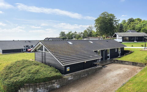 Geeske - 150M from the Sea: Bleu, Arbuste, Chalet, Couverture De Sol, Jardin, Biens, Ombre, Aménagement Paysager, Ferme, Eco Hôtel