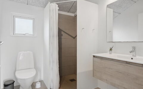 Geeske - 150M from the Sea: Sol, Sol, Mur, Luminaire Plomberie, Bois, Salle De Bains, Évier, Plafond, Design Intérieur, Lavabo
