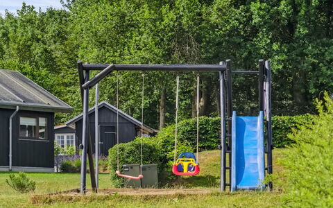 Geeske - 150M from the Sea: Équipement Extérieur Play, Espace Public, Des Loisirs, Toboggan, Loisir, Ombre, Jardin, Pelouse, Terrain De Jeux, Chute