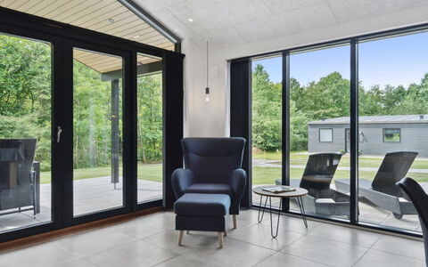 Robert - 30Km from the Sea: Sol, Meubles, Design Intérieur, Sol, Chaise, Salon, Pièce, Verre, Table Basse, Canapé