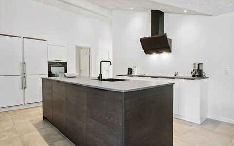 Robert - 30Km from the Sea: Sol, Cuisine, Comptoir, Design Intérieur, Appareil De Cuisine, Sol, Bois, Cabinetry, Meubles, Plafond