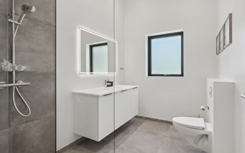 Robert - 30Km from the Sea: Sol, Sol, Mur, Luminaire Plomberie, Design Intérieur, Salle De Bains, Plafond, Miroir, Évier, Robinet