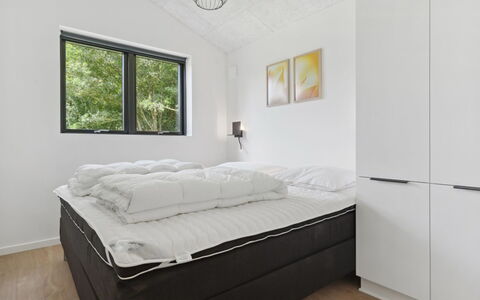Robert - 30Km from the Sea: Lit, Chambre, Design Intérieur, Meubles, Literie, Drap De Lit, Plafond, Sol, Sol, Pièce
