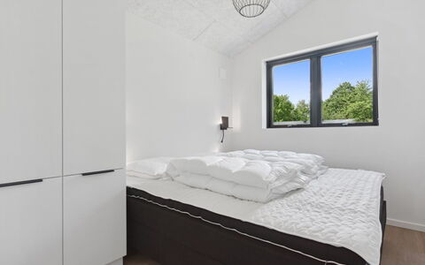Robert - 30Km from the Sea: Chambre, Lit, Design Intérieur, Plafond, Literie, Drap De Lit, Éclairage, Pièce, Cadre De Lit, Meubles